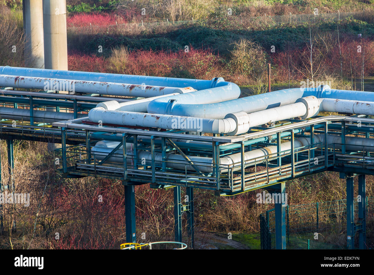 Ein Chemiewerk Rohrleitungen Dehnungsschleifen, entschädigt für den Ausbau der Röhren bei verschiedenen Temperaturen, Stockfoto