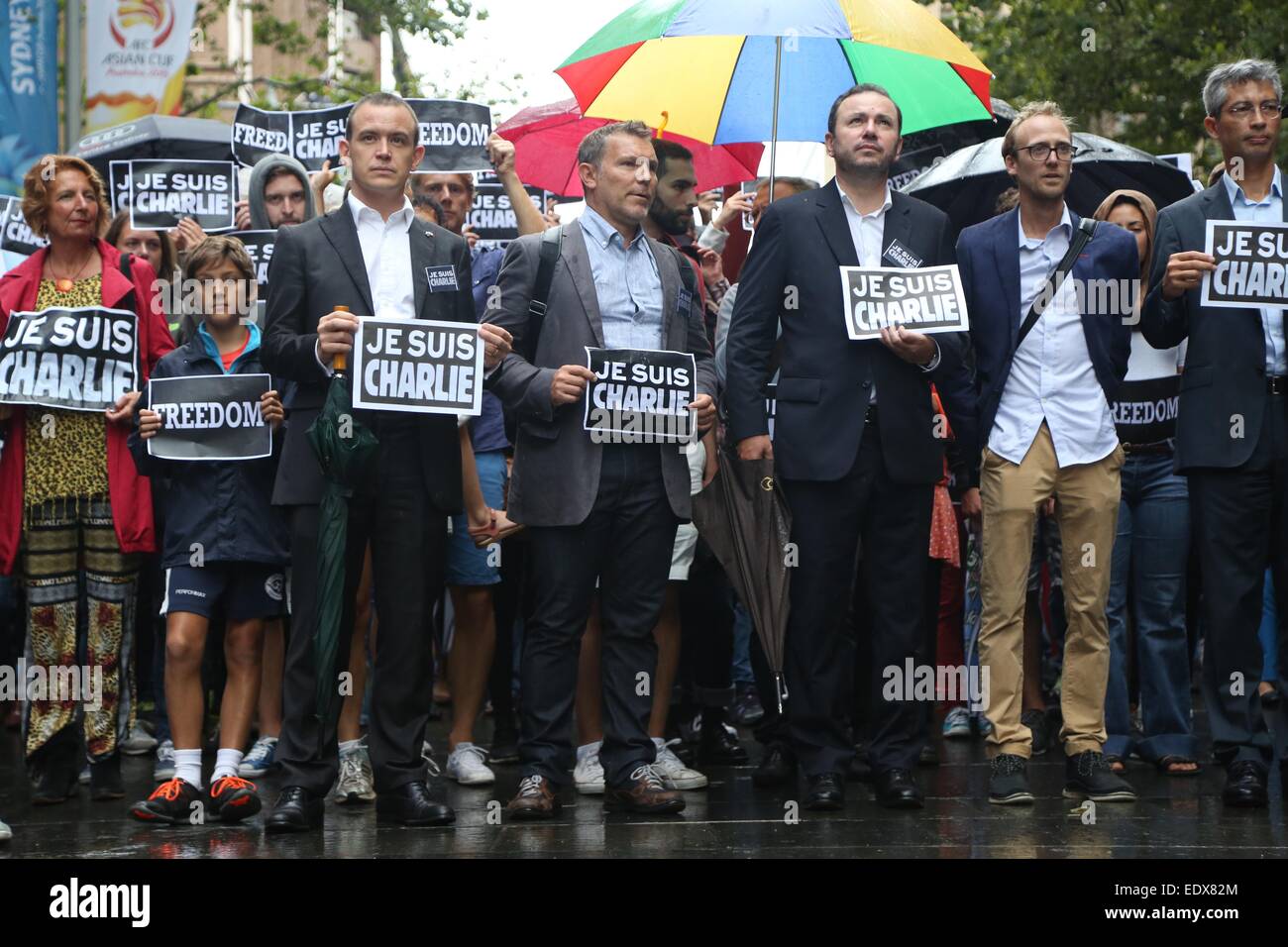 Sydney, Australien. 11. Januar 2015. Franzosen in Sydney versammelten sich Martin Place zu Ehren der Opfer des Anschlags von Al-Qaida-Mitgliedern Charlie Hebdo. Sie hielten Schilder mit der Aufschrift "Freiheit" und "Je Suis Charlie". Die Namen derer, die gestorben waren, wurden verlesen und Nachrichten an die Wand geschrieben wurden. Abgebildet ist der französische Botschafter in Australien, Christophe Lecourtier und anderen Vertretern der französischen Gemeinschaft. Sie führten die Vorderseite des einen kurzen Marsch auf dem Martin Place Amphitheatre. Bildnachweis: Copyright Credit: Richard Milnes/Alamy Live-Nachrichten Stockfoto