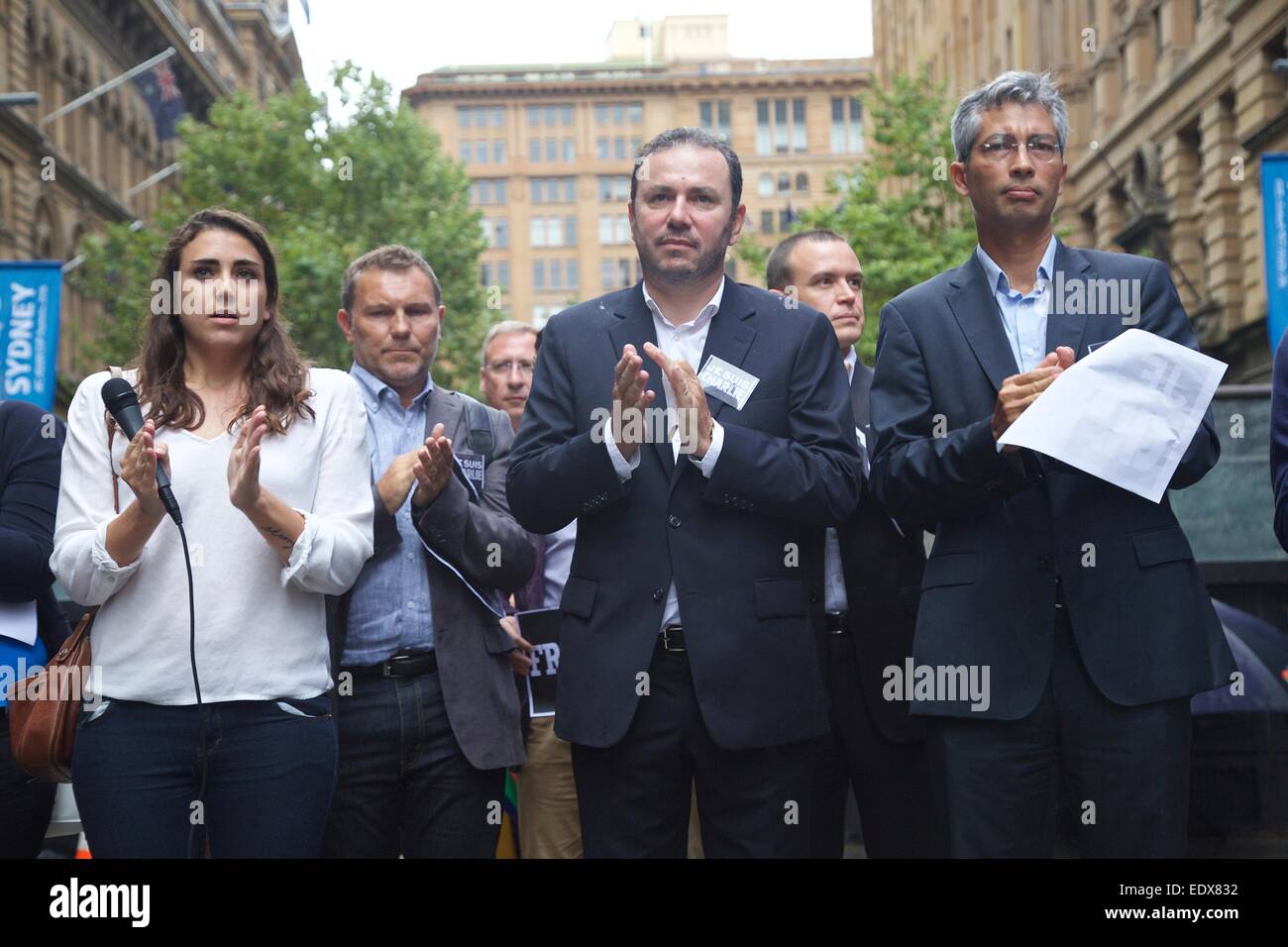 Sydney, Australien. 11. Januar 2015. Franzosen in Sydney versammelten sich Martin Place zu Ehren der Opfer des Anschlags von Al-Qaida-Mitgliedern Charlie Hebdo. Sie hielten Schilder mit der Aufschrift "Freiheit" und "Je Suis Charlie". Die Namen derer, die gestorben waren, wurden verlesen und Nachrichten an die Wand geschrieben wurden. Abgebildet ist eine französische Dame (Stand neben der französische Botschafter in Australien, Christophe Lecourtier), die die Namen derer verlesen, die bei den Terroranschlägen in Frankreich getötet wurden. Bildnachweis: Copyright Credit: Richard Milnes/Alamy Live-Nachrichten Stockfoto