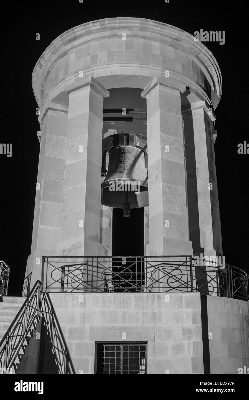 Schwarz / weiß Nacht Foto der Gedenkstätte Seige Bell an der Mündung auf den Grand Harbour Valletta Malta Stockfoto