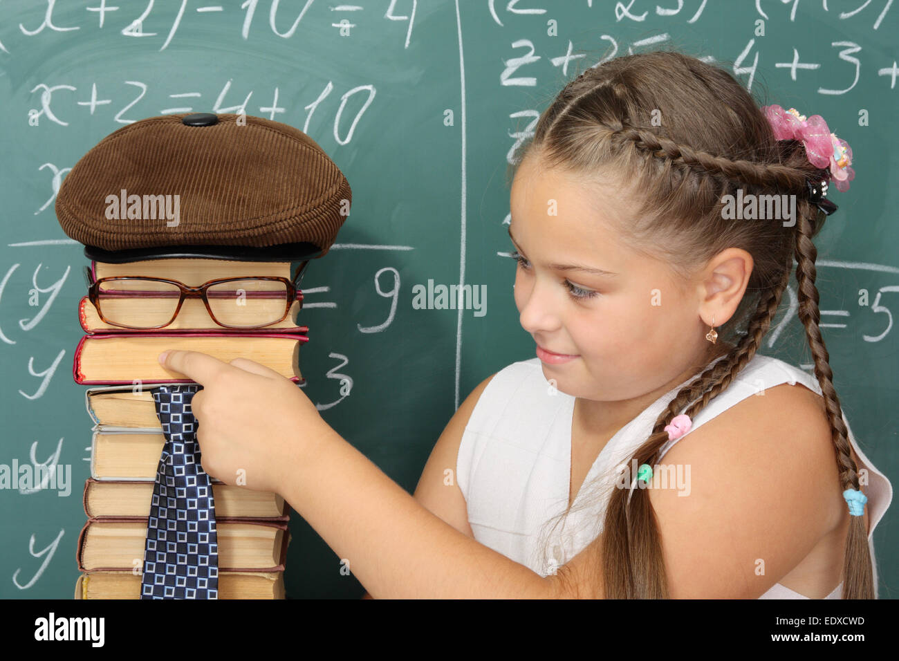 Ungewöhnliche Bildungskonzept, Schulmädchen und lustige Parodie des Lehrers aus Büchern Stockfoto