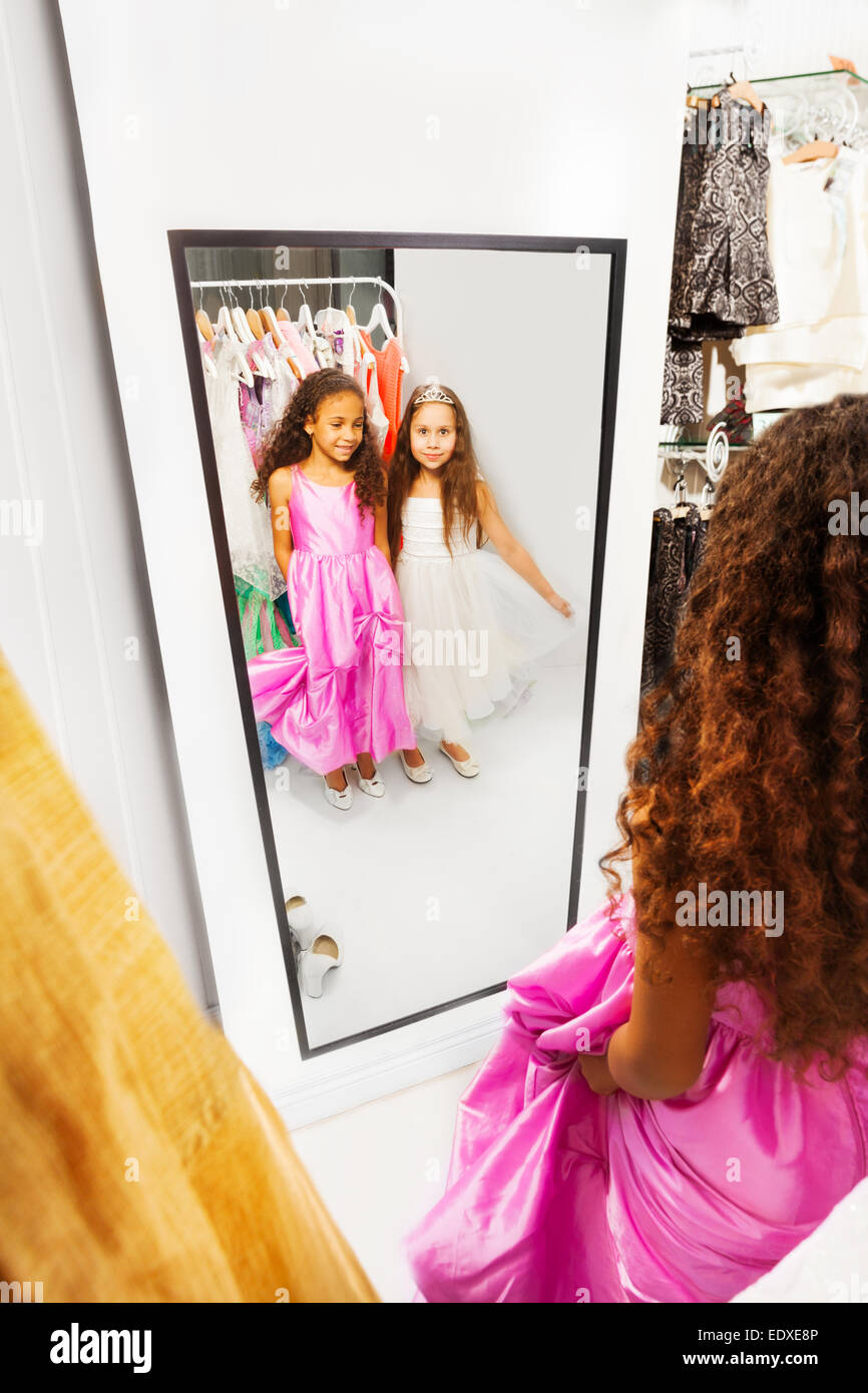 Zwei glückliche Mädchen schauen in den Spiegel Stockfoto