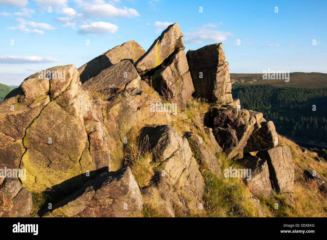 Gritstone Felsen auf dem Gipfel des Crook Hill im Peak District, Derbyshire. Einen angenehmen Abend Sommer Sonnenlicht. Stockfoto