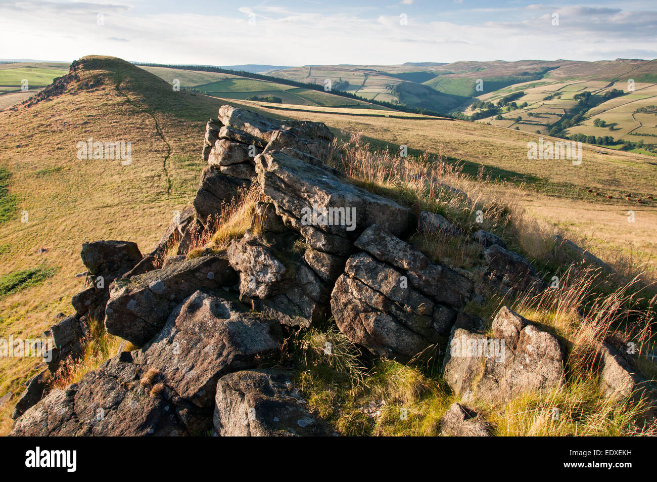 Gritstone Felsen auf dem Gipfel des Crook Hill im Peak District, Derbyshire. Einen angenehmen Abend Sommer Sonnenlicht. Stockfoto