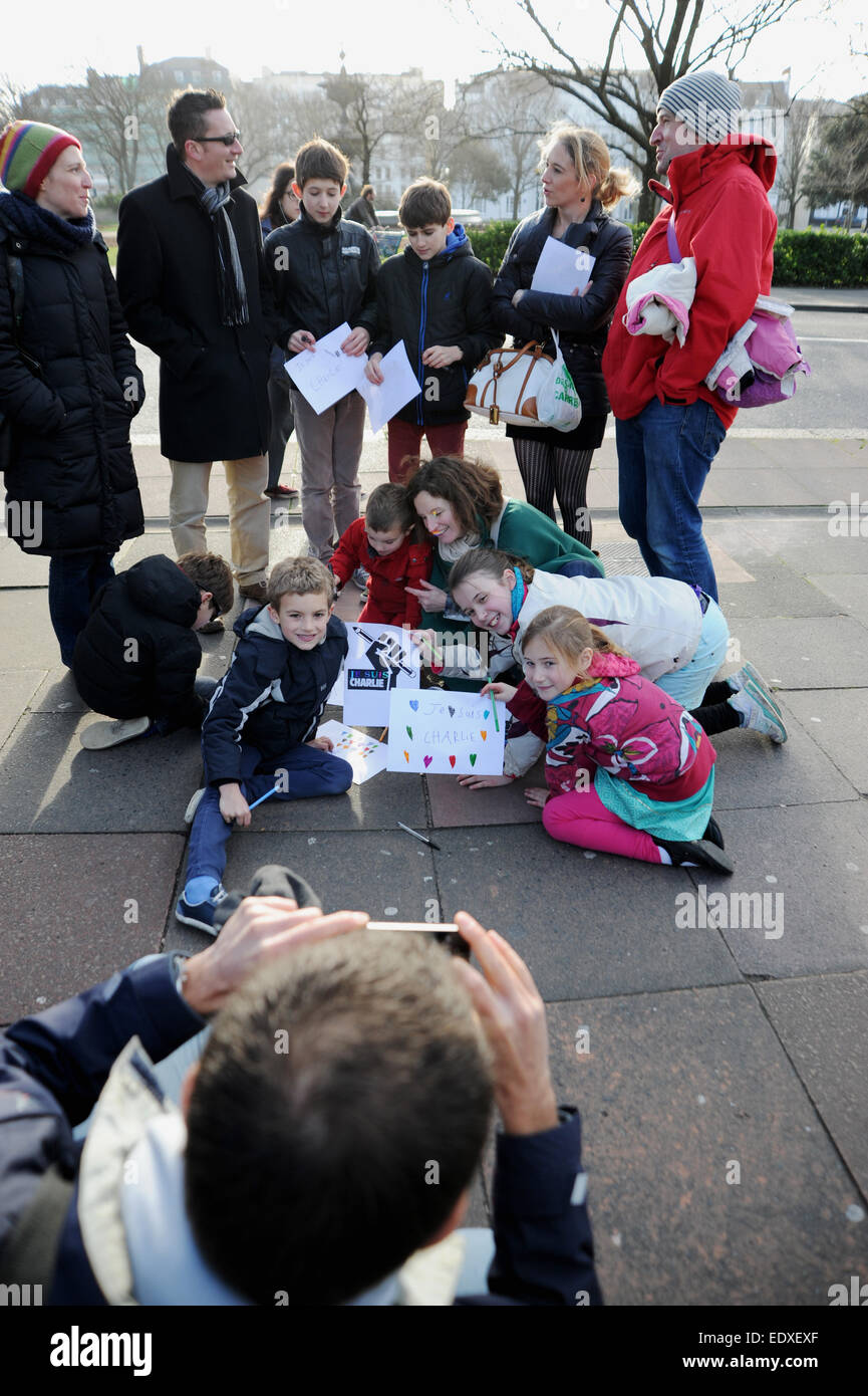 Brighton UK trat 11. Januar 2015 - Kinder aus Familien, französische Bürger von Brighton an der Kundgebung gegen den Terrorismus zeitgleich mit der Paris Marsch in Gedenken an die Opfer der dieswöchigen islamistische Anschläge in Frankreich. Organisiert vom französischen Bewohner der Stadt etwa 100 Menschen versammelten sich am Kriegerdenkmal für die Rallye und eine Minuten Stille. Stockfoto