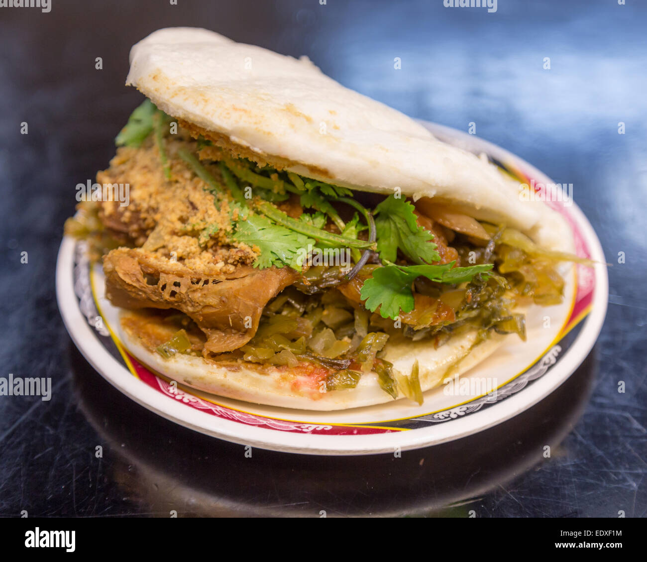 Traditionelle taiwanesische Guo Bao Fleisch auf einem Teller Brötchen Stockfoto