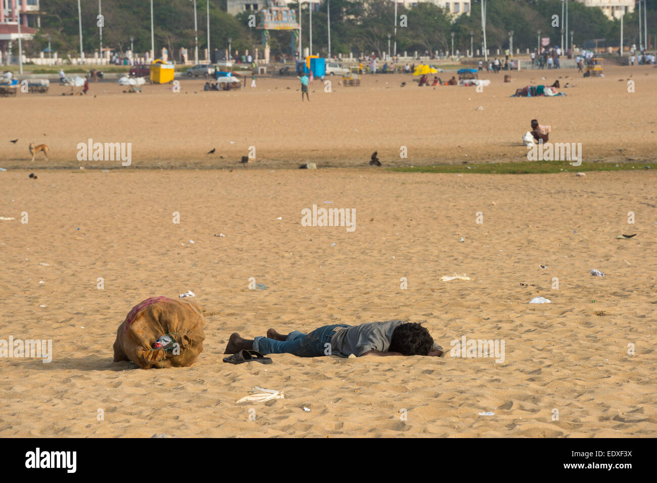 CHENNAI, Indien - Februar 10: Ein unbekannter junger Mann schläft auf dem Sand in der Nähe der Marina Beach am 10. Februar 2013 in Chennai Stockfoto