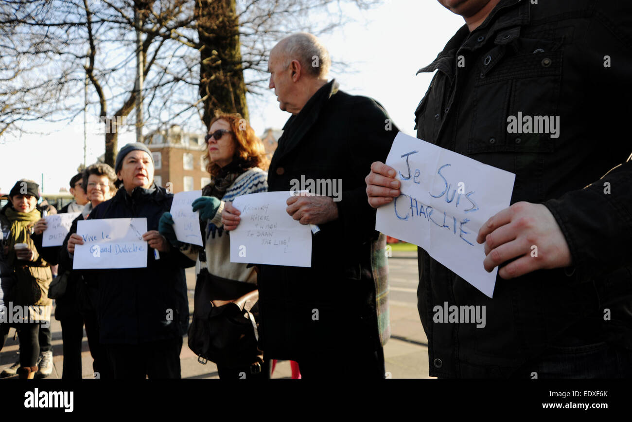 Brighton UK 11. Januar 2015 - Bürger von Brighton versammeln sich zu einer Kundgebung gegen den Terrorismus mit der Paris Marsch in Gedenken an die Opfer der dieswöchigen islamistische Anschläge in Frankreich zusammen. Organisiert vom französischen Bewohner der Stadt etwa 100 Menschen versammelten sich am Kriegerdenkmal für die Rallye und eine Minuten Stille. Stockfoto