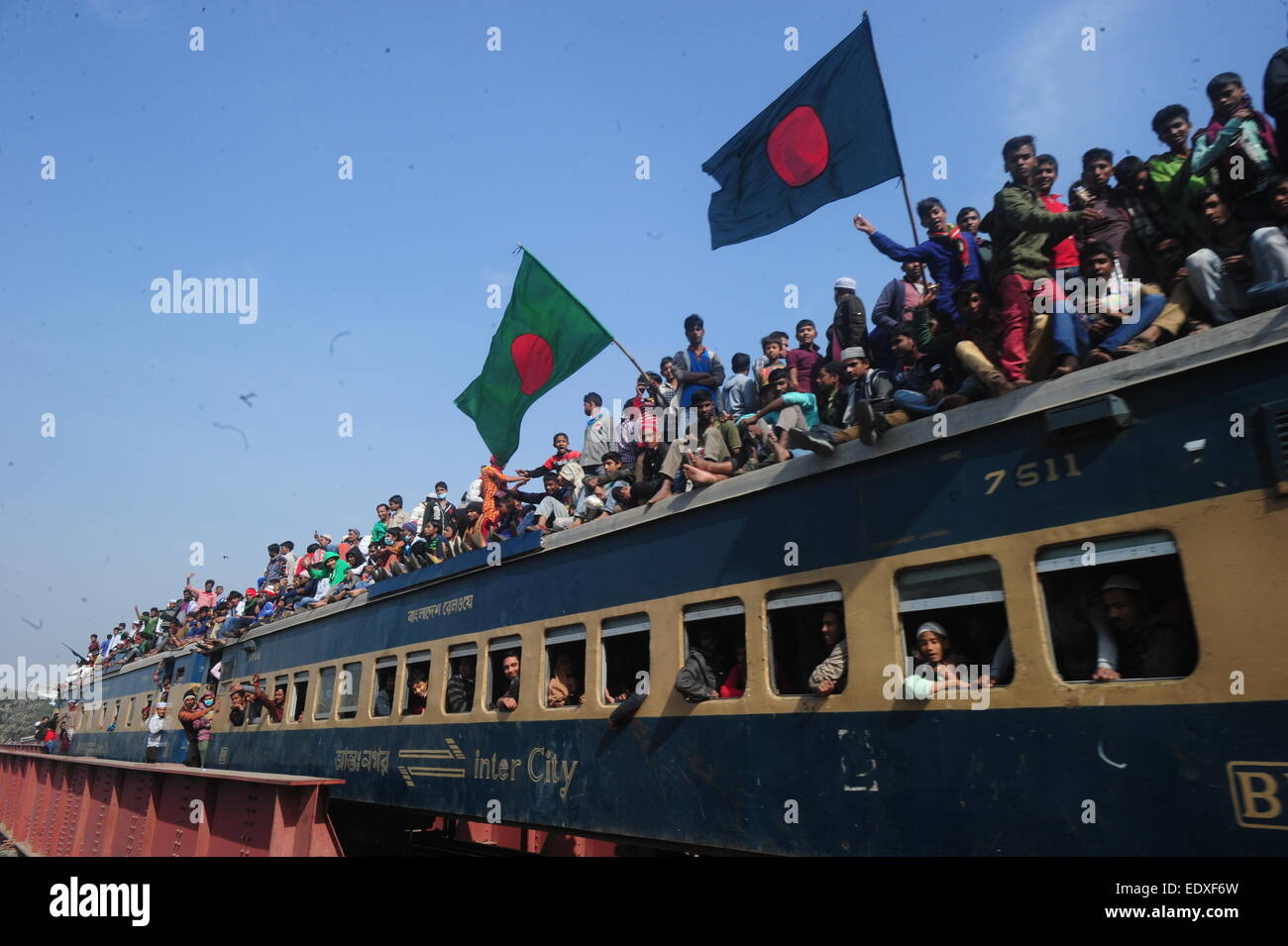 Tongi, Bangladesch. 11. Januar 2015. Muslimischen Teilnehmer Geste eines abfahrenden Zuges nach dem Abschluss der Welt muslimischen Gemeinde, auch bekannt als Biswa Ijtema in Tongi, am Stadtrand der Hauptstadt Dhaka, Bangladesch am 11. Januar 2015. Muslime, die Teilnahme an einem der weltweit größten religiösen Versammlungen trat den Chor der Verurteilung lief 9 Januar über den tödlichen Angriff auf einen französischen Satiremagazins, sagen die Morde im Widerspruch zu den Lehren des Islam. Bildnachweis: Mamunur Rashid/Alamy Live-Nachrichten Stockfoto