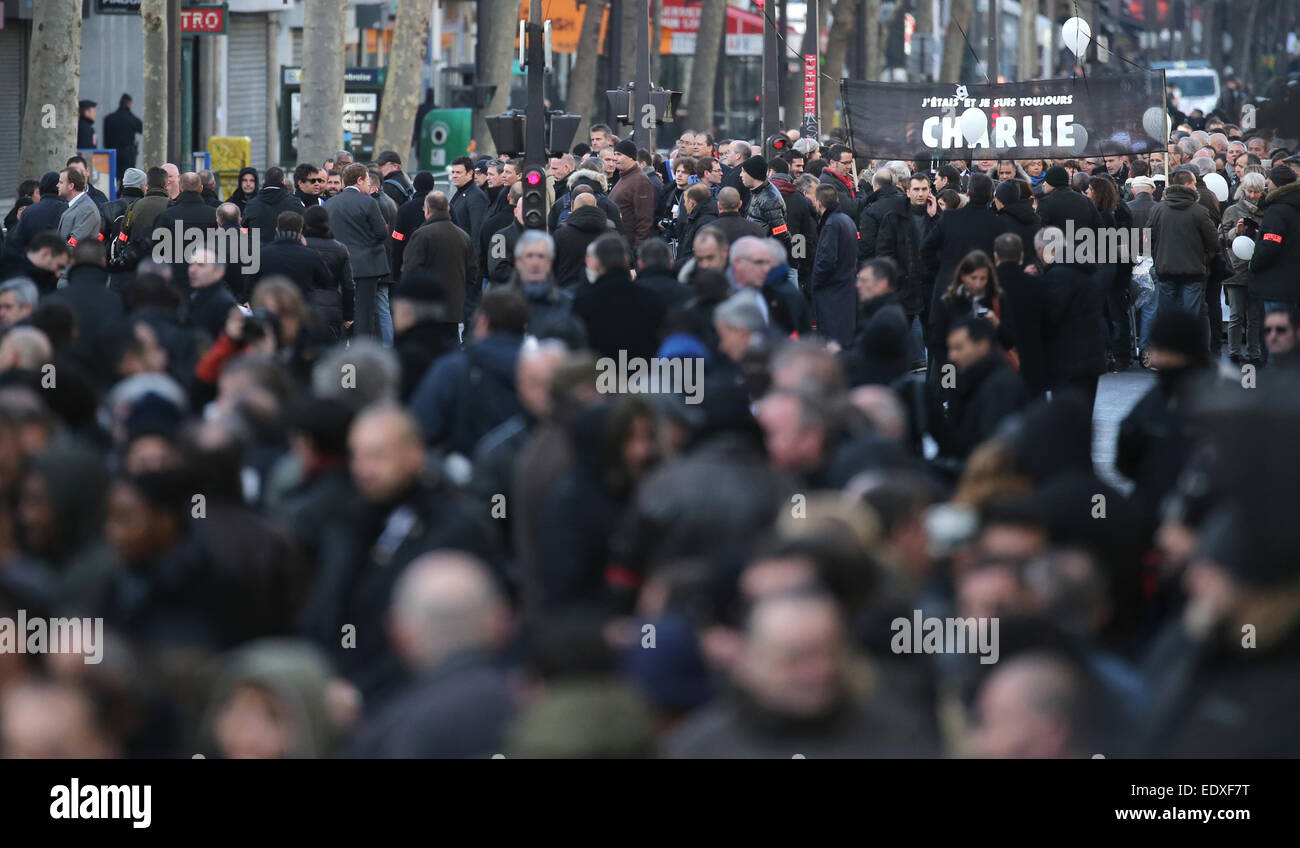 Menschen versammeln sich zu einem Marsch gegen den Terrorismus in Paris, Frankreich am 11. Januar 2015. Mehrere europäische Staatschefs tritt eine Manifestation ihrer Solidarität nach den jüngsten Terroranschlägen in Frankreich zum Ausdruck bringen und Gedenken an die Opfer des Angriffs auf die Satirezeitschrift Französisch Charlie Hebdo und einen koscheren Supermarkt in Paris. Foto: Kay Nietfeld/dpa Stockfoto