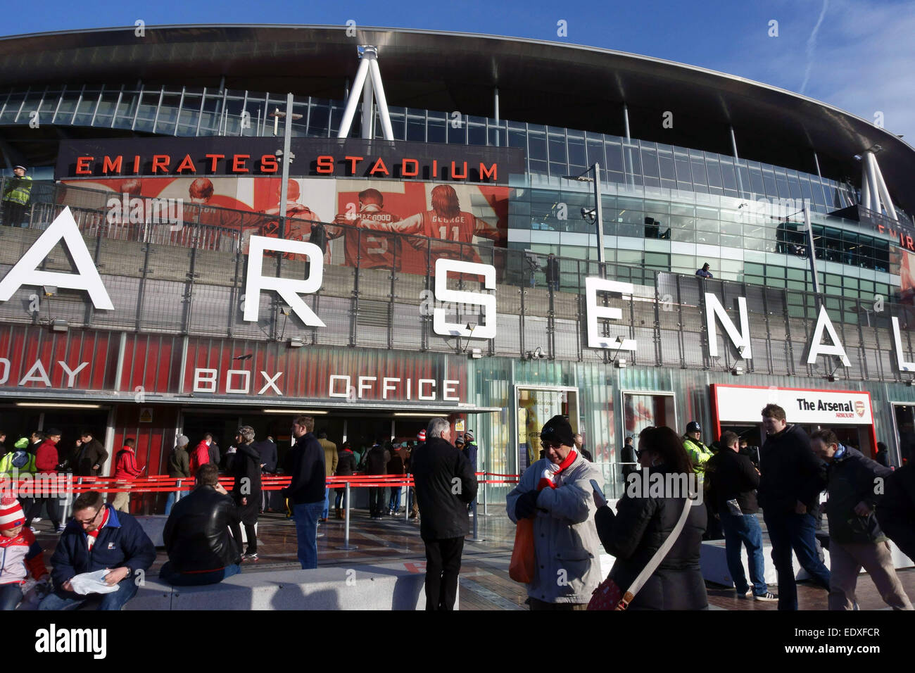 Spieltag bei Arsenal FC Emirates Stadium, London - Fans anreisen für Spiel gegen Stoke City Stockfoto