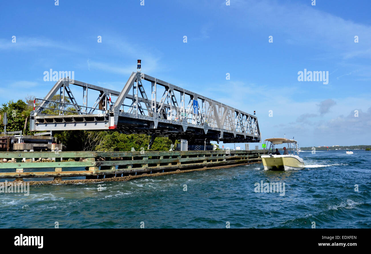 Die Weinlese einspurige Blackburn Punkt Straßenbrücke wurde 1926 errichtet und ist einer von nur drei historischen Fachwerk Drehbrücken in Florida, USA. Stockfoto