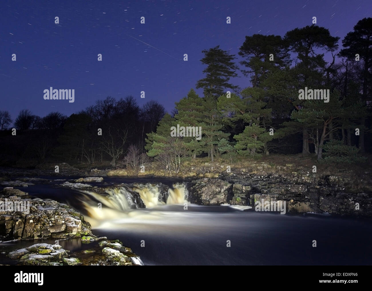 Nachthimmel mit Meteoriten mit geringer Kraft auf den River Tees, Bowlees Teesdale County Durham UK Stockfoto