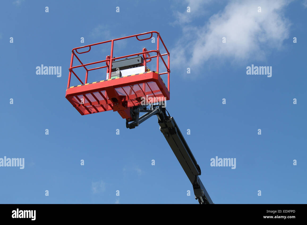 Eine hohe Hubarbeitsbühne hydraulische Fahrzeug anheben. Stockfoto