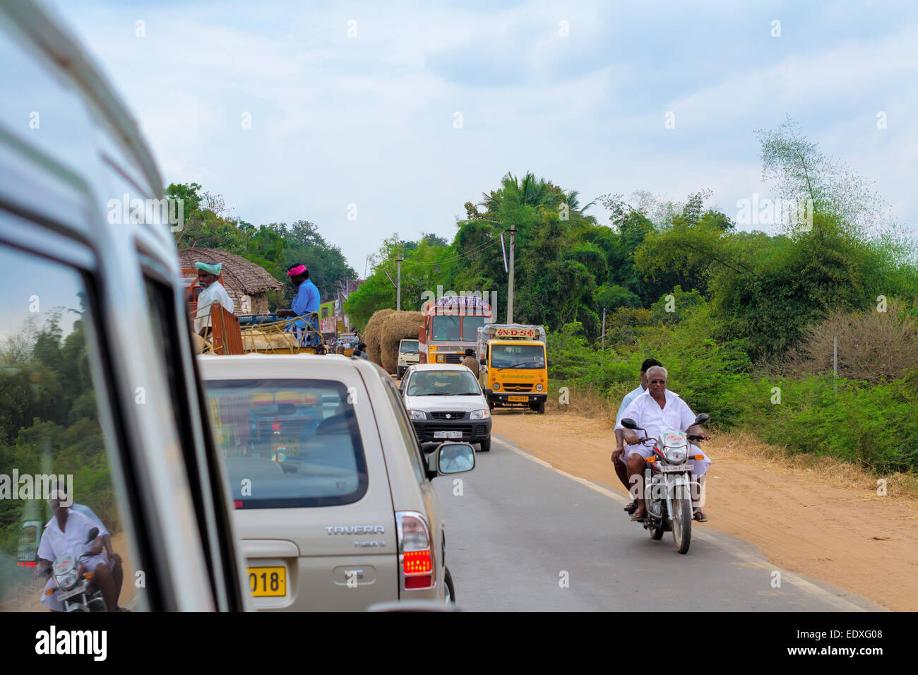 THANJAVOUR, Indien - Februar 13: Ein nicht identifiziertes indische Männer ein Motorrad auf der Verkehr Stau Landstraße fahren. Indien Stockfoto