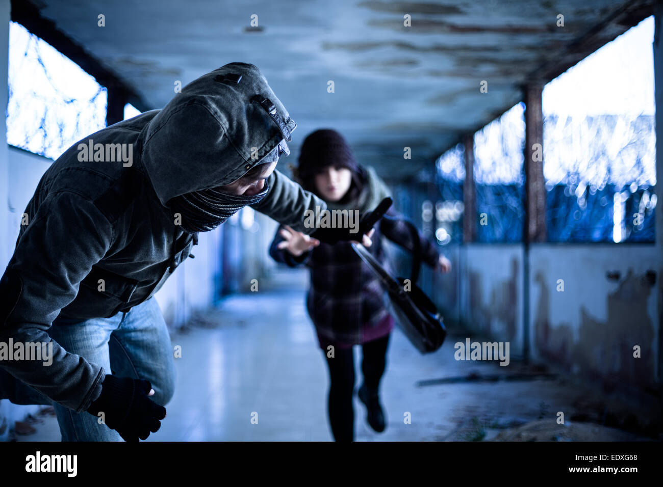 Snatcher stehlen eine Tasche von einer Frau Stockfoto