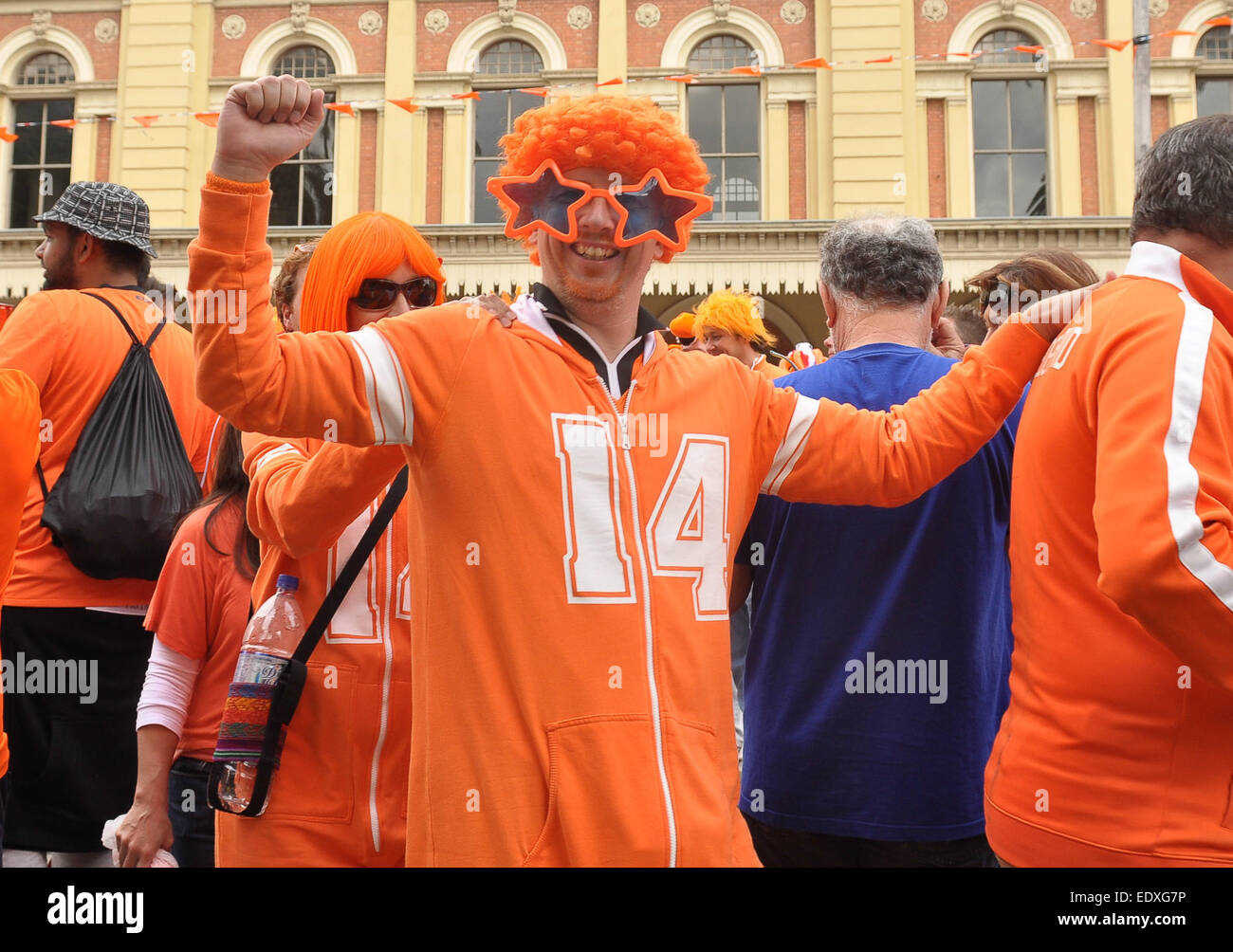 2014 FIFA World Cup Halbfinale - Deutschland vs. Argentinien - Niederlande Fans bereiten Sie für das Spiel außerhalb der Arena Korinther wo: Sao Paulo, Brasilien bei: 9. Juli 2014 Stockfoto