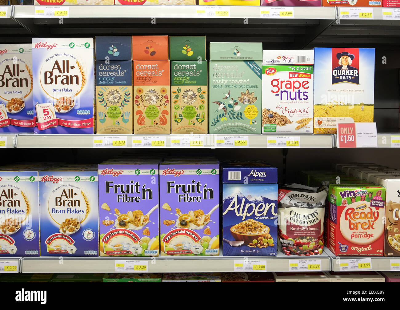 Gesündere Frühstückskost aus Getreide in den Regalen eines Supermarktes, 11. Januar 2015 Stockfoto