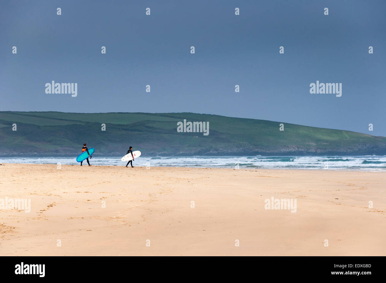 Surfer, die ihren Weg zum Meer, mit ihren Brettern Crantock Beach in der Nähe von Newquay, Cornwall. Stockfoto Surfer, die ihren Weg zum Meer, mit ihren Brettern Crantock Beach in der Nähe von Newquay, Cornwall. Stockfoto