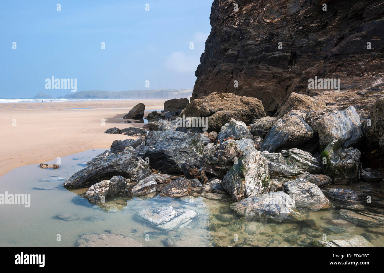 Interessante Geologie in den Felsen am Strand von Perranporth in Cornwall. Blick entlang der Sandstrand auf der Landzunge. Stockfoto