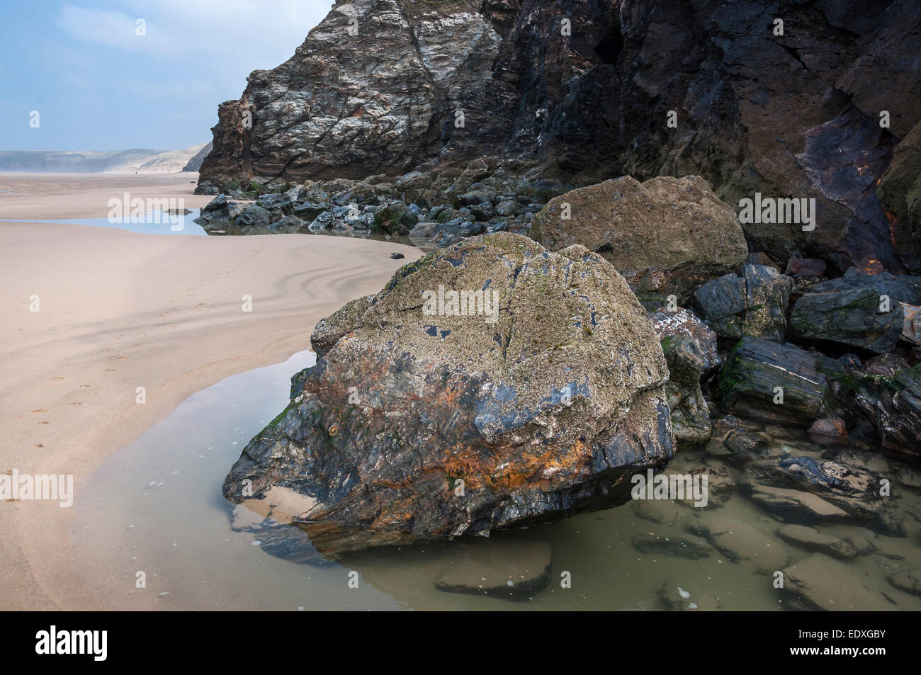 Interessante Geologie in den Felsen am Strand von Perranporth in Cornwall. Blick entlang der lange Sandstrand. Stockfoto