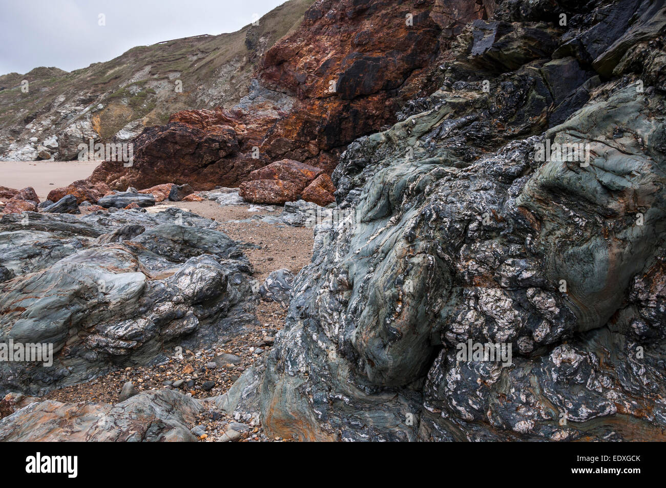 Interessante Geologie in den Felsen am Strand von Perranporth in Cornwall. Stockfoto