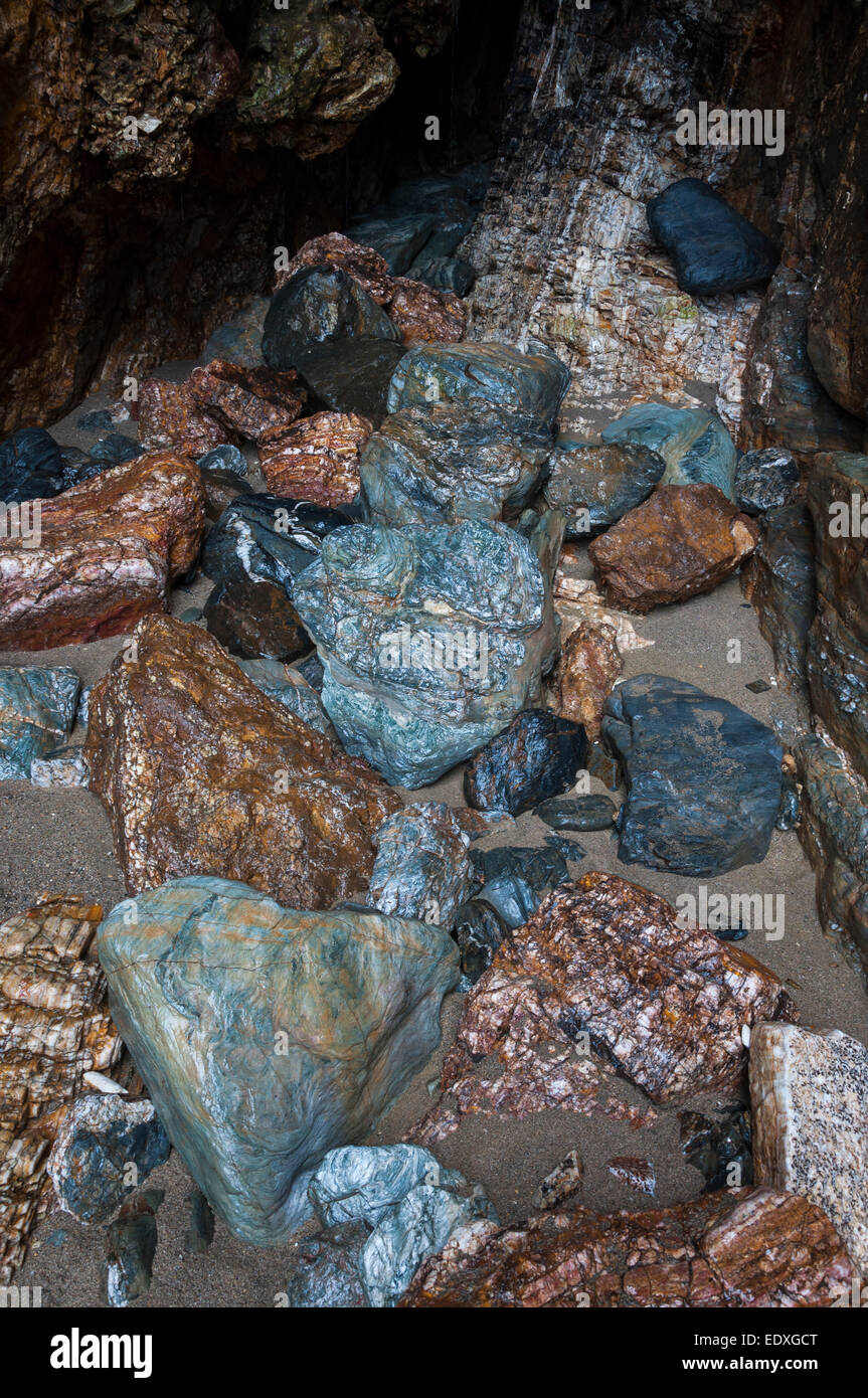 Interessante Geologie in den Felsen am Strand von Perranporth in Cornwall. Eine Mischung aus Felsen in einer feuchten Höhle. Stockfoto