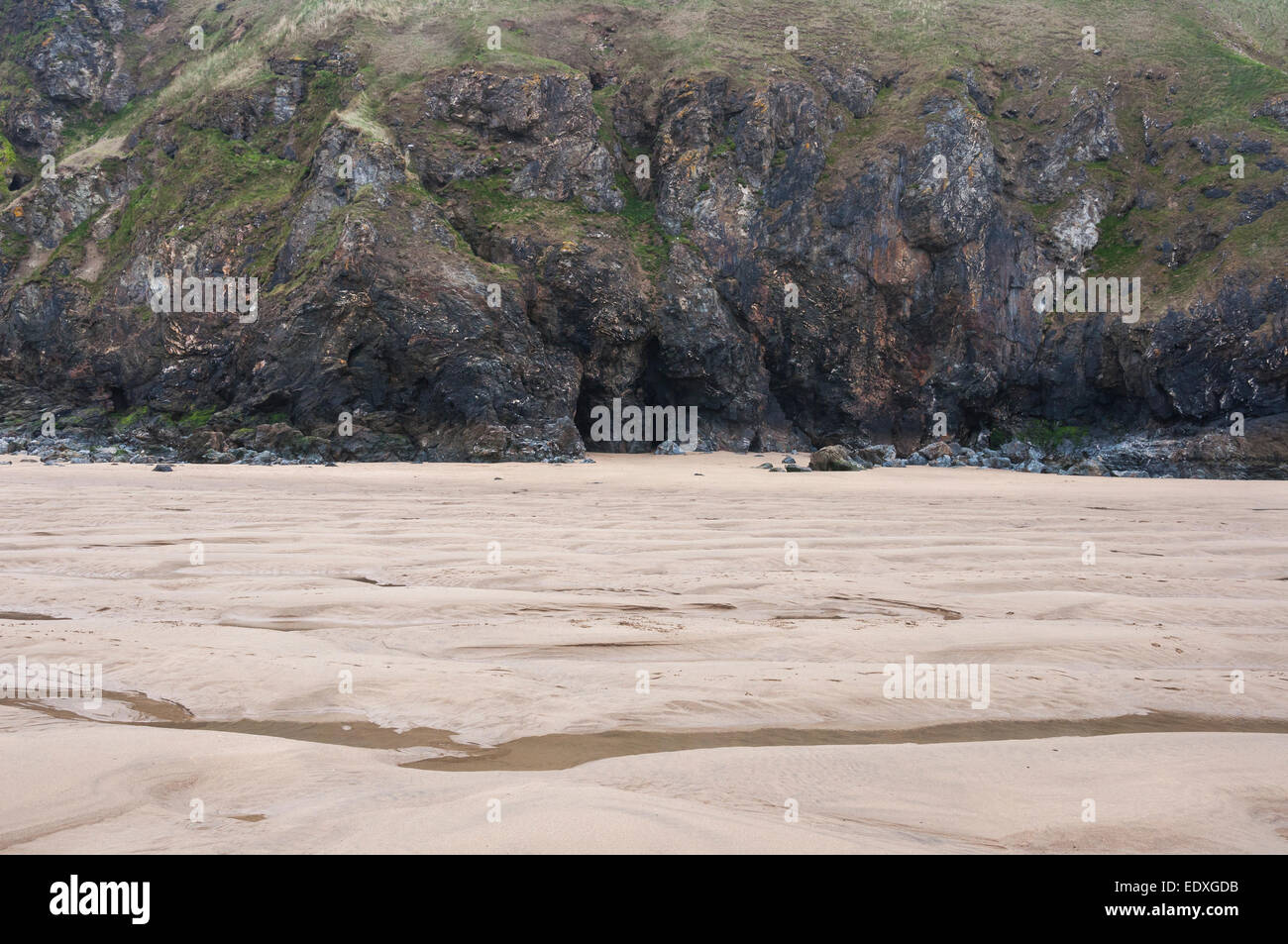 Felsen am Strand von Perranporth in North Cornwall. Stockfoto