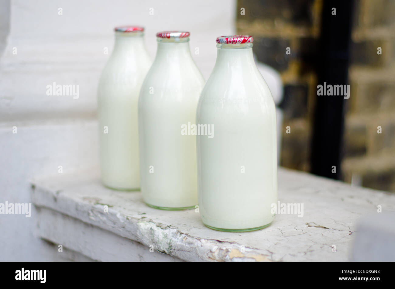 Milch - Milch Flaschen vor der Tür Stockfoto