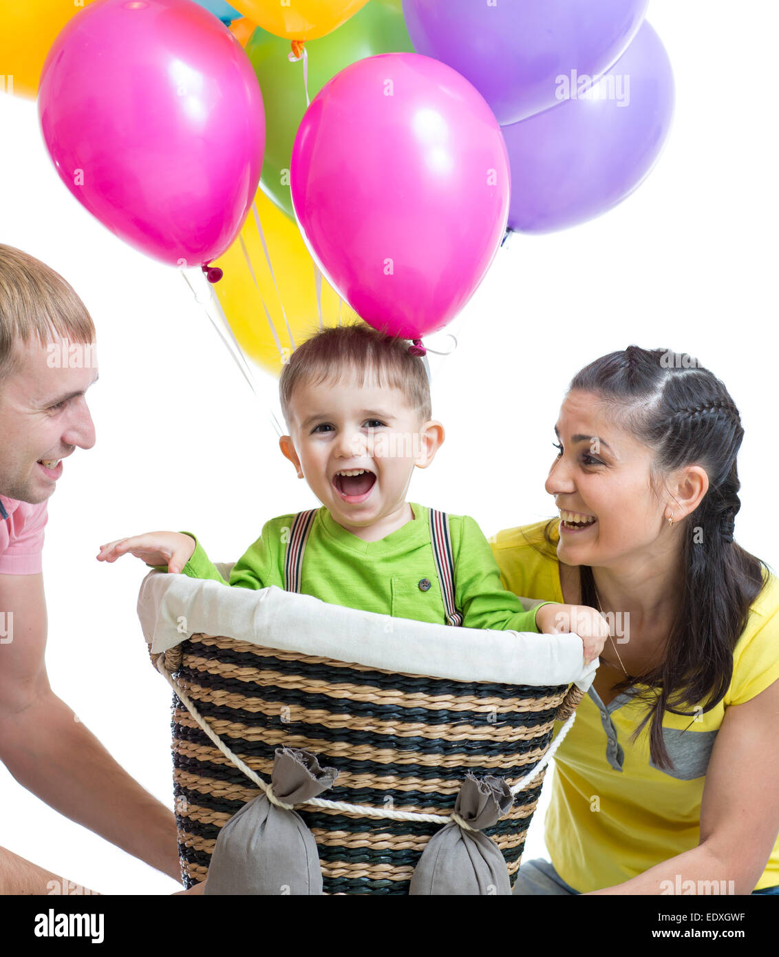 Familie mit Sohn im Flug auf einem behelfsmäßigen Ballon spielen Stockfoto