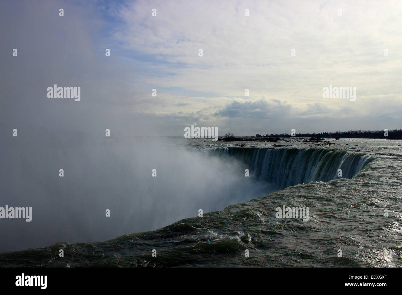Draufsicht auf die majestätischen Niagarafälle in einem kalten Morgen in Kanada Stockfoto