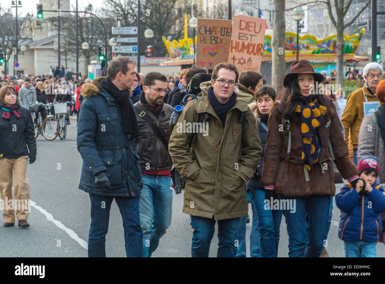 Paris, Street, Frankreich. Marschieren in großer nationaler Demonstration gegen den Terrorismus, nach dem Schuss Angriff auf Französisch News-Zeitung, "Charlie Hebdo", traurige Menge Stockfoto