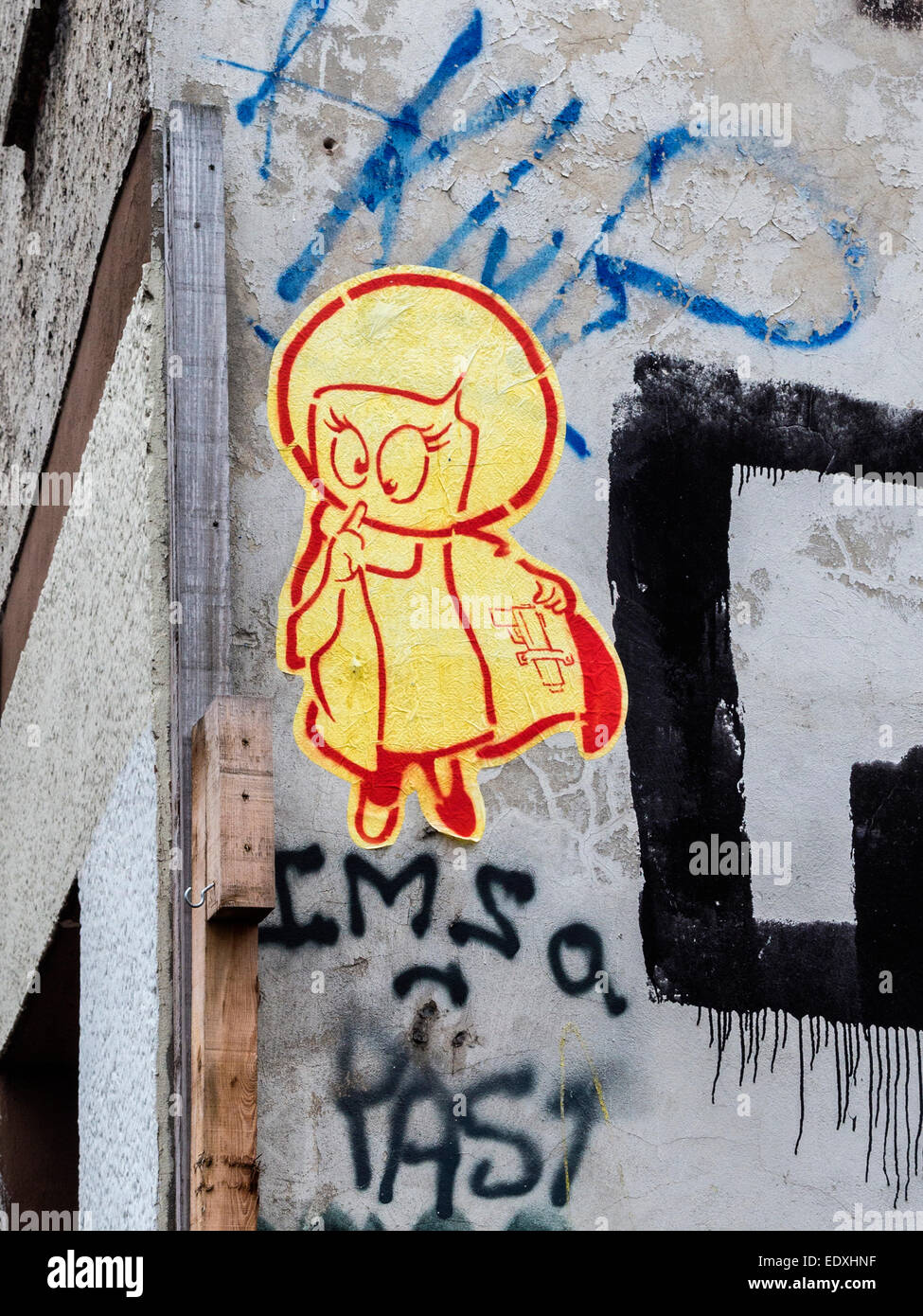 Graffiti und Street Art in Berlin - El Bocho "Little Lucy töten ihre Katze" Serie Stockfoto