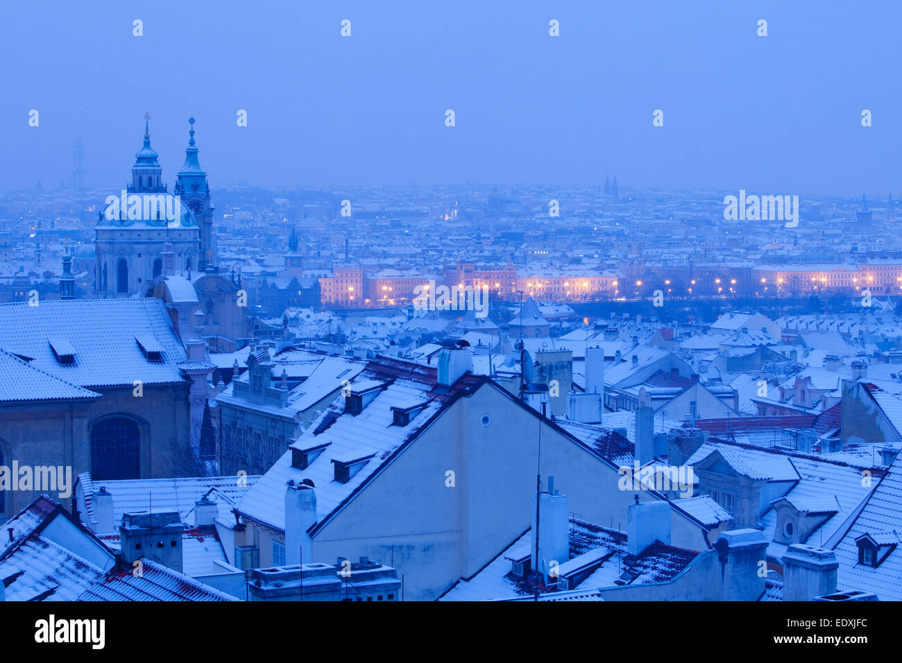 Prag - St. Nikolaus-Kirche und die Dächer der Mala Strana im winter Stockfoto