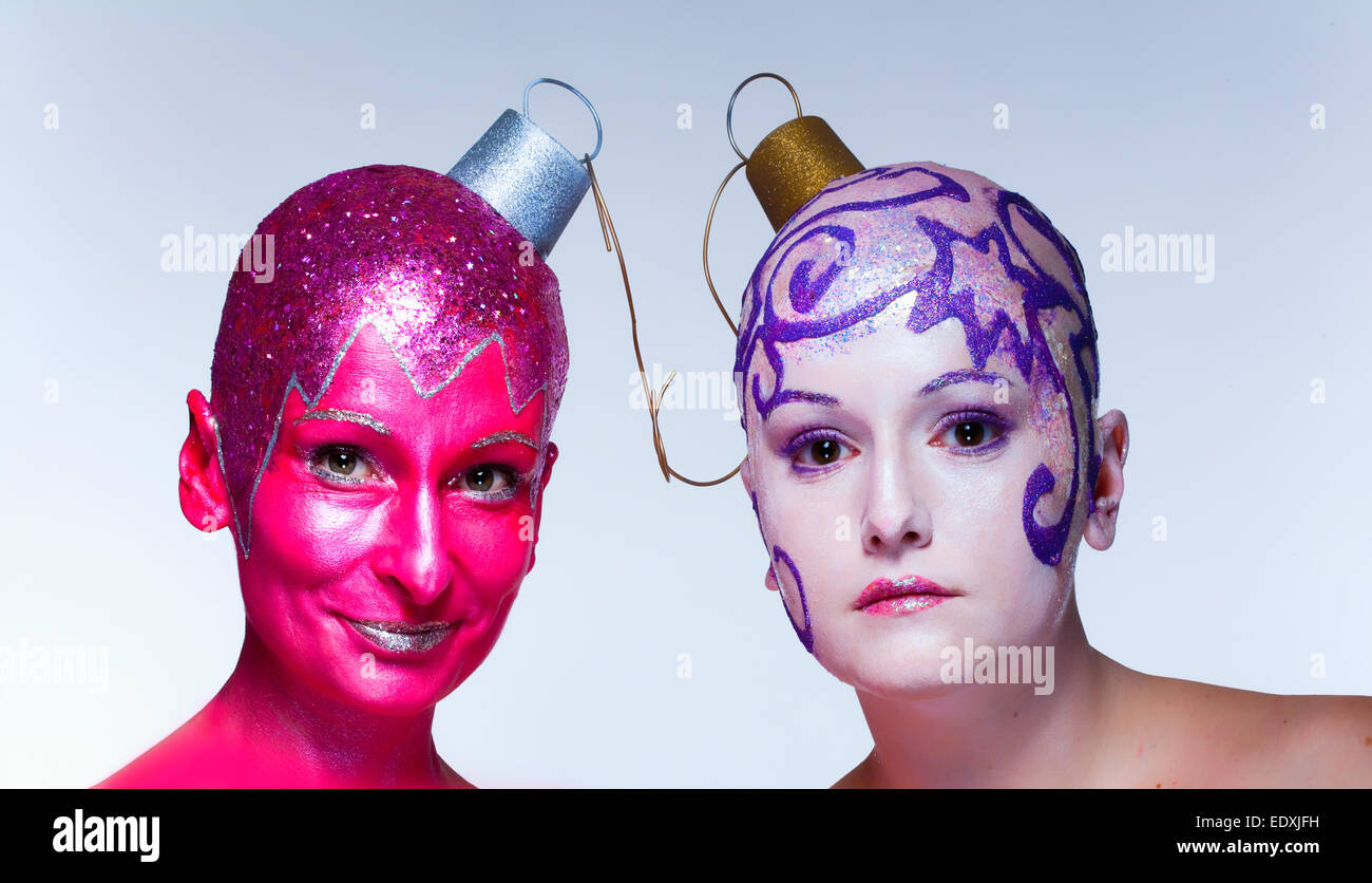 Zwei Frauen mit fantastischen Make-up posiert als Weihnachtsschmuck Stockfoto