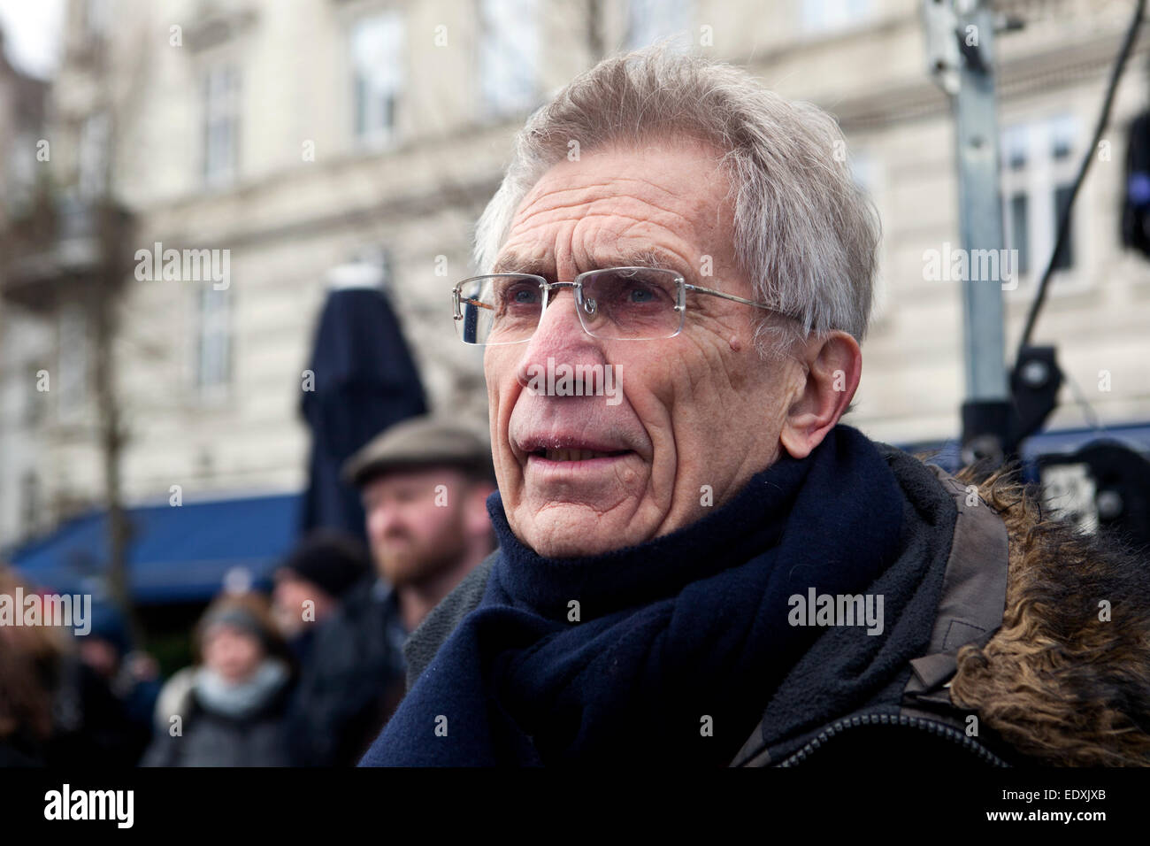 Kopenhagen, Dänemark. 11. Januar 2015. Herr Björn Elmquist spricht bei der "Charlie Hebdo" Unterstützung Rallye in Kopenhagen. Herr Elmquist sagte, dass freie Meinungsäußerung unter Beschuss in mehrfacher Hinsicht: das schreckliche Attentat von Charlie Hebdo, aber er auch die kurdischen bezeichnet und ROJ TV, die den Betrieb aus Kopenhagen hatte nun geschlossen. Februar 2014 der Vorabentscheidung des dänischen Obersten Gerichtshofs verweigert ROJ TV es ist Rundfunk Lizenz. Herr Elmquist, ein ehemaliger Abgeordneter (Liberal), war der Anwalt, die ihren Fall durchgeführt. Bildnachweis: OJPHOTOS/Alamy Live-Nachrichten Stockfoto