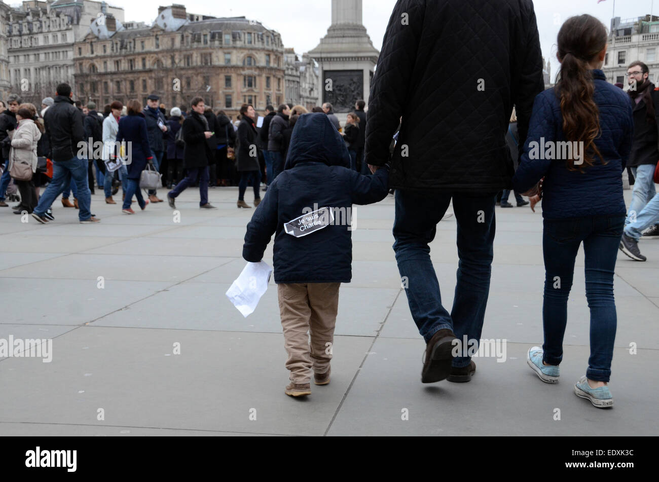 Menschen versammelten sich am Trafalgar Square am 11. Januar 2015 um Unterstützung für den getöteten zu Charlie Hebdo in Paris zeigen Stockfoto