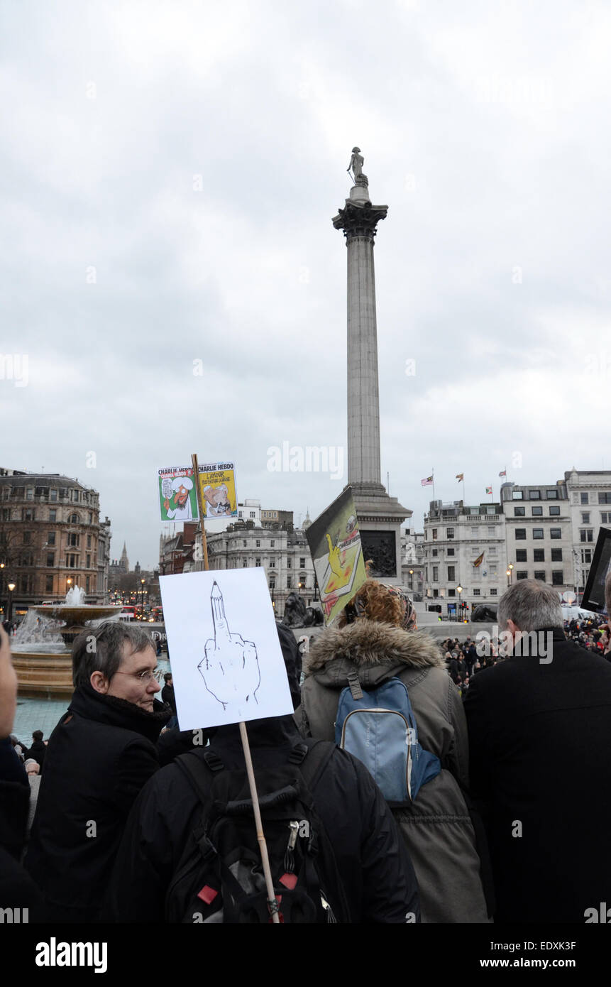Menschen versammelten sich am Trafalgar Square am 11. Januar 2015 um Unterstützung für den getöteten zu Charlie Hebdo in Paris zeigen Stockfoto