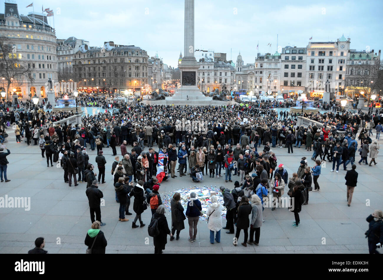 Menschen versammelten sich am Trafalgar Square am 11. Januar 2015 um Unterstützung für den getöteten zu Charlie Hebdo in Paris zeigen Stockfoto