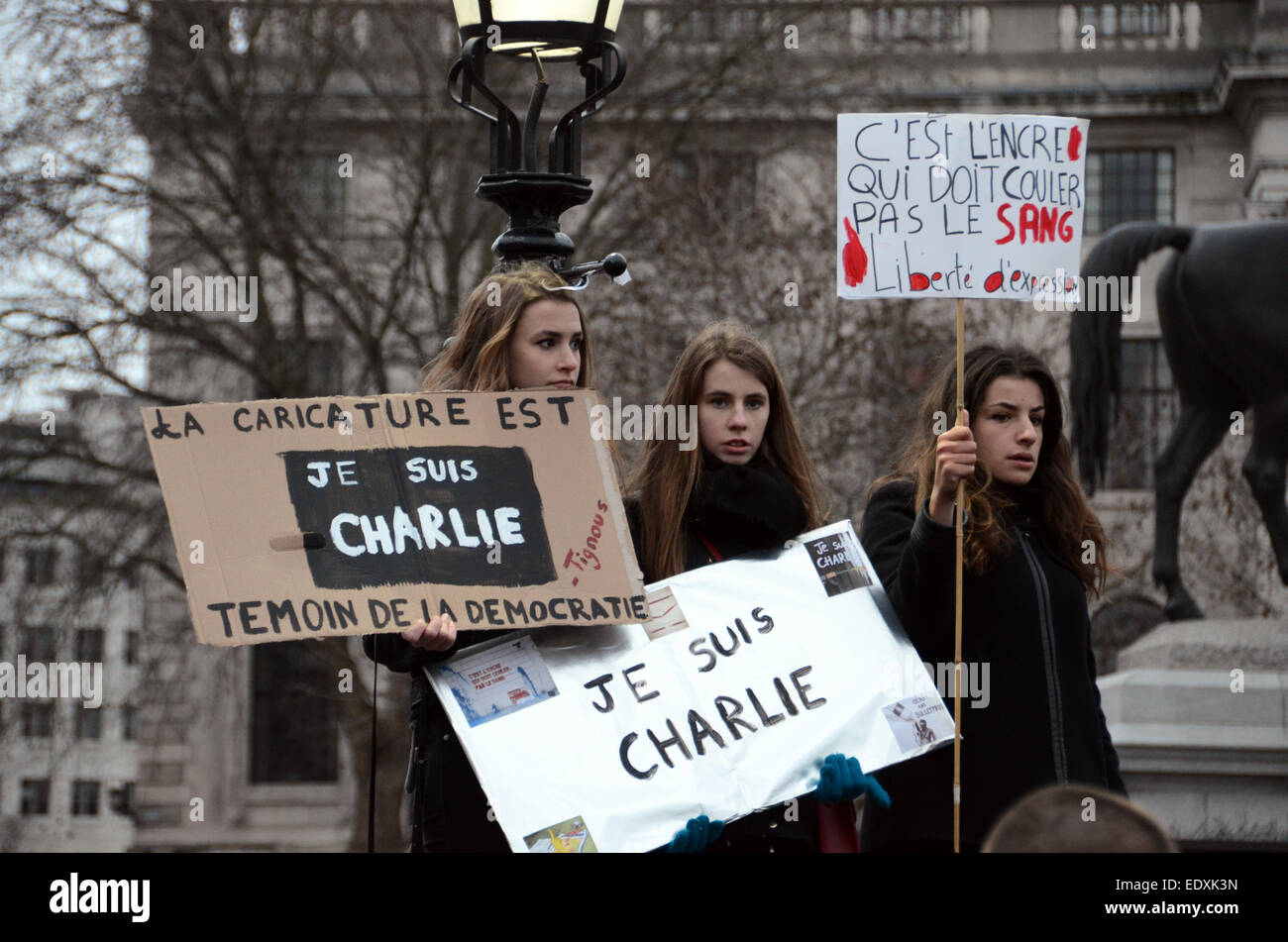 Menschen versammelten sich am Trafalgar Square am 11. Januar 2015 um Unterstützung für den getöteten zu Charlie Hebdo in Paris zeigen Stockfoto