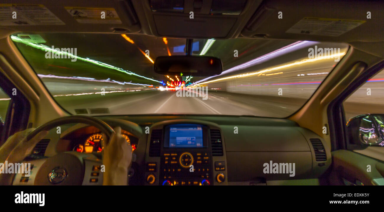 Nacht-Ansicht aus Windschutzscheibe des Autos während der Fahrt mit unscharfen Fahrbahn und Lichter Stockfoto