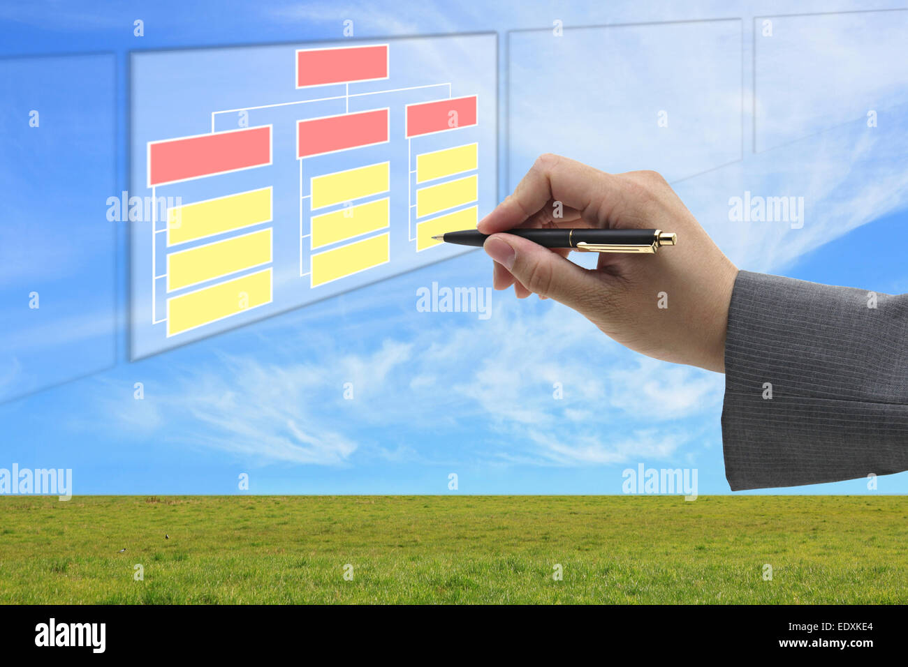 Asien-Geschäft Mann Hand zeichnen Online-Organisation Diagramm auf Touch-Screen für Business-Building-Konzept Stockfoto
