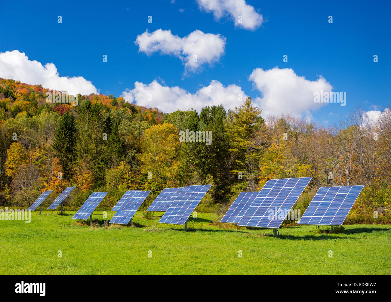 IRASVILLE, VERMONT, USA - Solarstrom-Paneele im Feld, Mad River Valley. Alternative Energien. Stockfoto