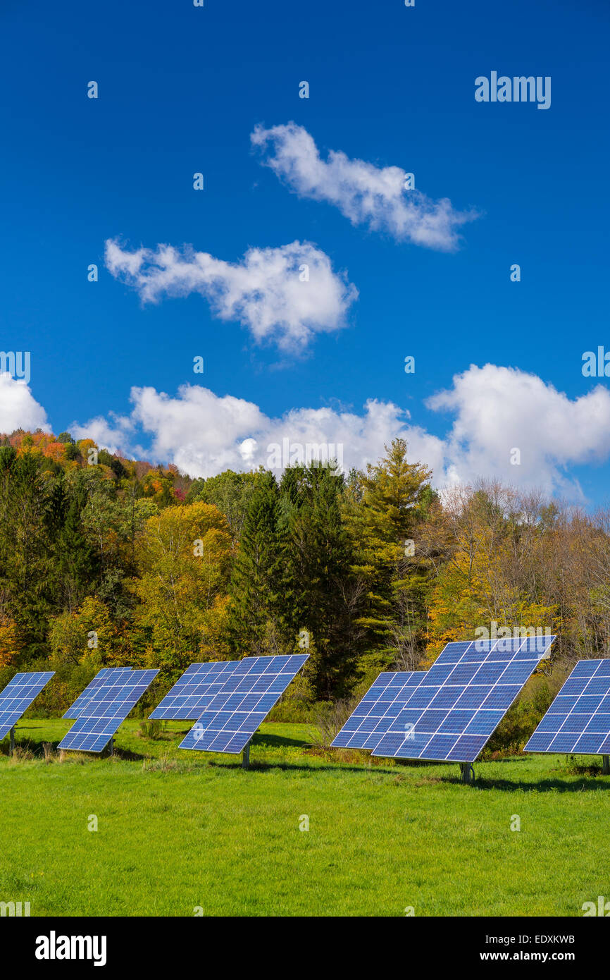 IRASVILLE, VERMONT, USA - Solarstrom-Paneele im Feld, Mad River Valley. Alternative Energien. Stockfoto