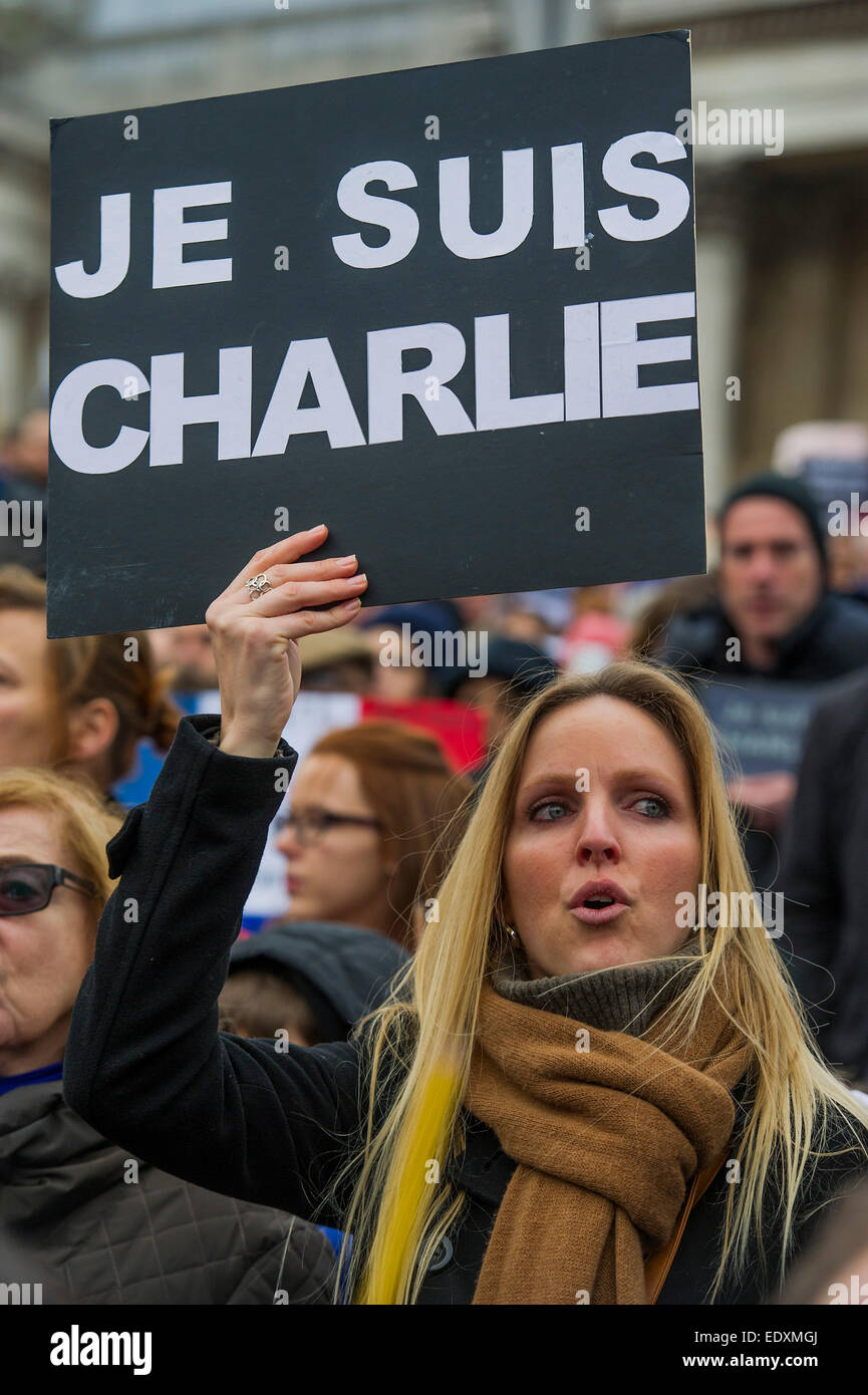 London, UK. 11. Januar 2015. Je Suis Charlie / ich bin Charlie - ein weitgehend stumm (mit der gelegentlichen Wiedergabe von der Marseilaise) in Solidarität mit dem Marsch in Paris heute versammelt.  Trafalgar Square, London, UK 11. Januar 2015 Credit: Guy Bell/Alamy Live-Nachrichten Stockfoto London, UK. 11. Januar 2015. Je Suis Charlie / ich bin Charlie - ein weitgehend stumm (mit der gelegentlichen Wiedergabe von der Marseilaise) in Solidarität mit dem Marsch in Paris heute versammelt.  Trafalgar Square, London, UK 11. Januar 2015 Credit: Guy Bell/Alamy Live-Nachrichten Stockfoto