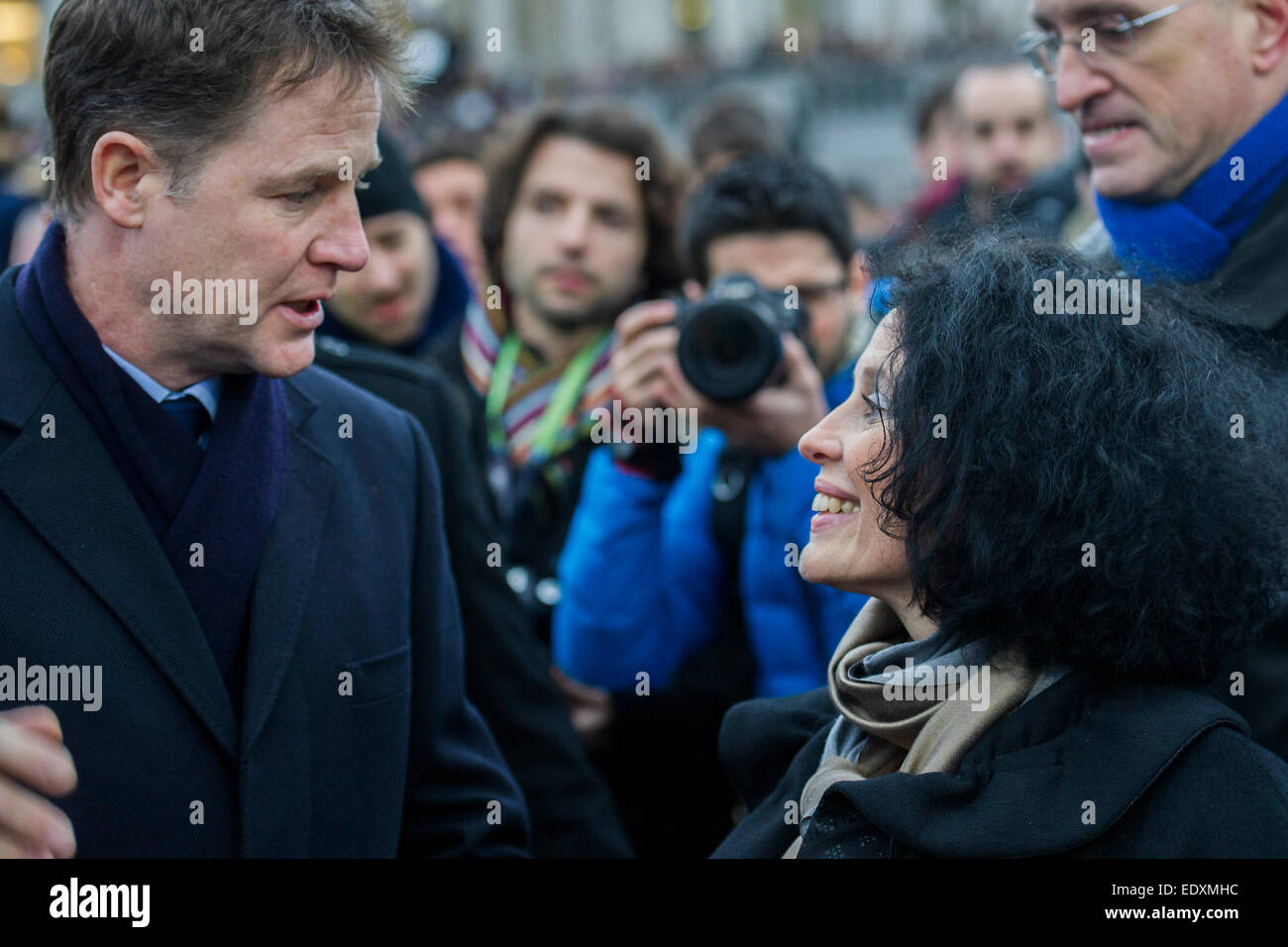 London, UK. 11. Januar 2015. Nick Clegg (abgebildete Treffen der französische Botschafter, Sylvie Bermann) und Boris Johnson zu besuchen, um Solidarität zu zeigen. Je Suis Charlie / ich bin Charlie - ein weitgehend stumm (mit der gelegentlichen Wiedergabe von der Marseilaise) in Solidarität mit dem Marsch in Paris heute versammelt.  Trafalgar Square, London, UK 11. Januar 2015 Credit: Guy Bell/Alamy Live-Nachrichten Stockfoto