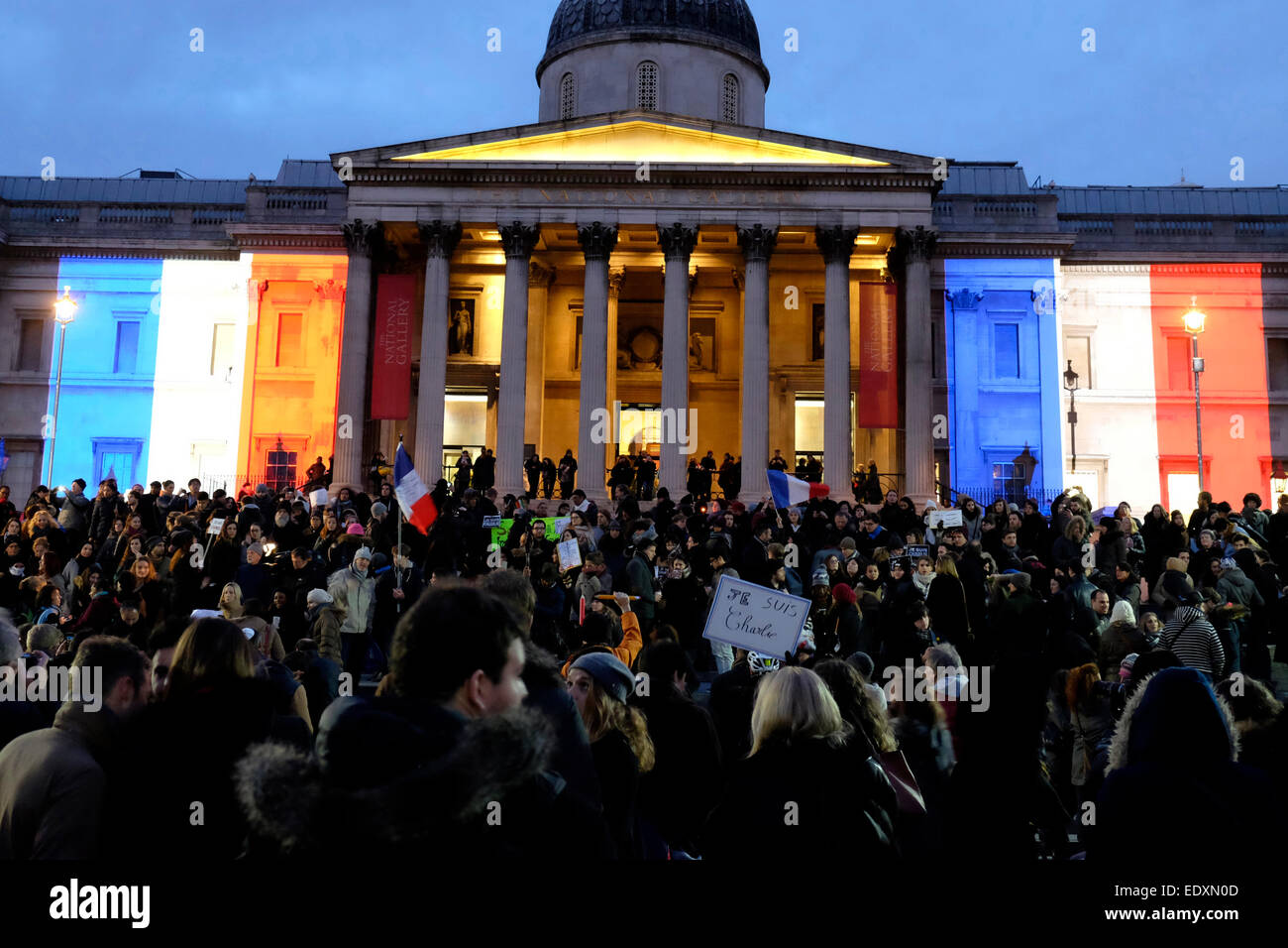 Die Nationalgalerie ist mit den Farben der französischen Flagge in Hommage an Charlie Hebdo Opfer beleuchtet. Stockfoto