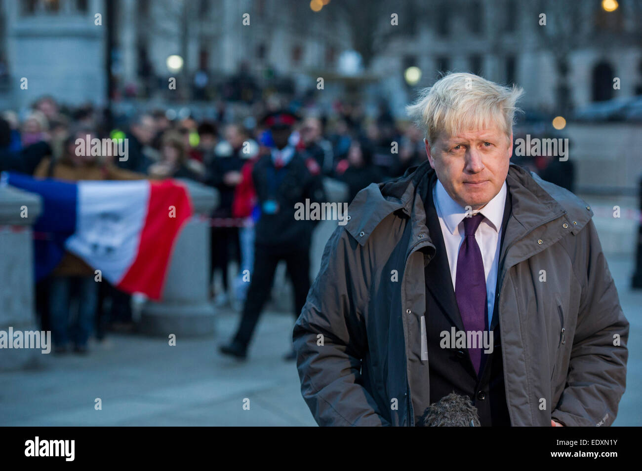 London, UK. 11. Januar 2015. Nick Clegg und Boris Johnson (siehe Foto) teilzunehmen, um Solidarität zu zeigen. Je Suis Charlie / ich bin Charlie - ein weitgehend stumm (mit der gelegentlichen Wiedergabe von der Marseilaise) in Solidarität mit dem Marsch in Paris heute versammelt.  Trafalgar Square, London, UK. Bildnachweis: Guy Bell/Alamy Live-Nachrichten Stockfoto