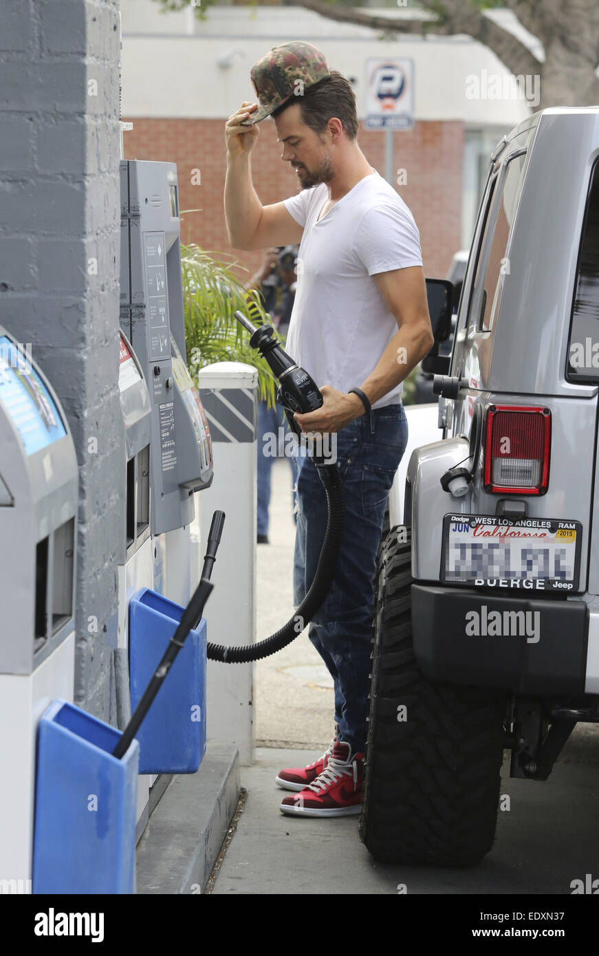 Josh Duhamel pumpt seine eigenen Gas an einer Station Brentwood mit: Josh Duhamel wo: Brentwood, Kalifornien, USA bei: 9. Juli 2014 Stockfoto