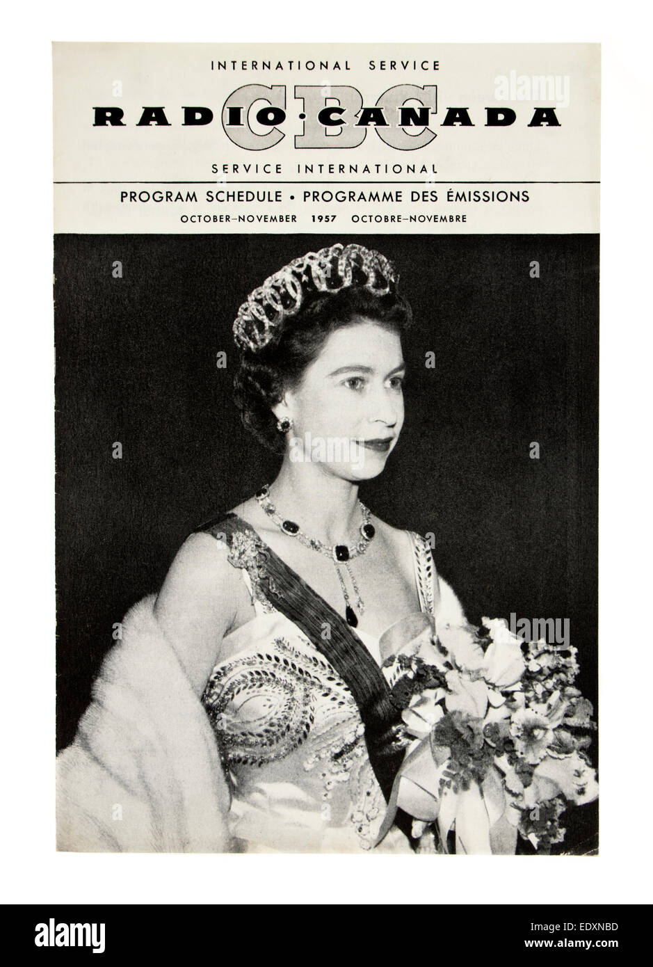 Zeitplan-Programm (Oktober / November 1957) von Radio Canada (International Service) mit Königin Elizabeth II auf der Titelseite. Stockfoto